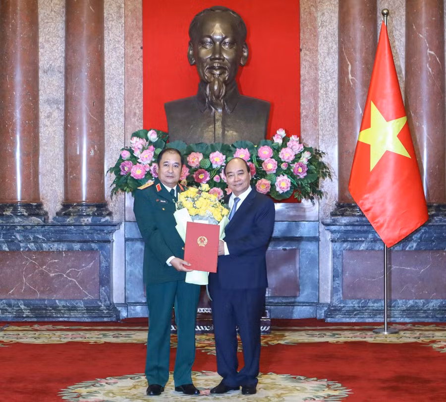 Chủ tịch nước Nguyễn Xuân Phúc trao Quyết định thăng quân hàm Thượng tướng cho ông Phùng Sĩ Tấn. Chủ tịch nước Nguyễn Xuân Phúc trao Quyết định thăng quân hàm Thượng tướng cho ông Phùng Sĩ Tấn.