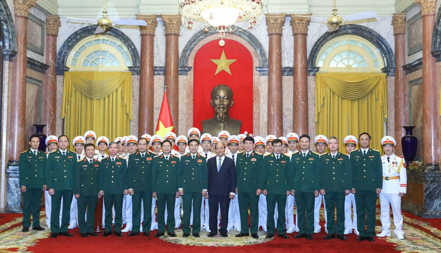 Chủ tịch nước Nguyễn Xuân Phúc và lãnh đạo Bộ Quốc phòng chúc mừng Thượng tướng Phùng Sĩ Tấn. Chủ tịch nước Nguyễn Xuân Phúc và lãnh đạo Bộ Quốc phòng chúc mừng Thượng tướng Phùng Sĩ Tấn.