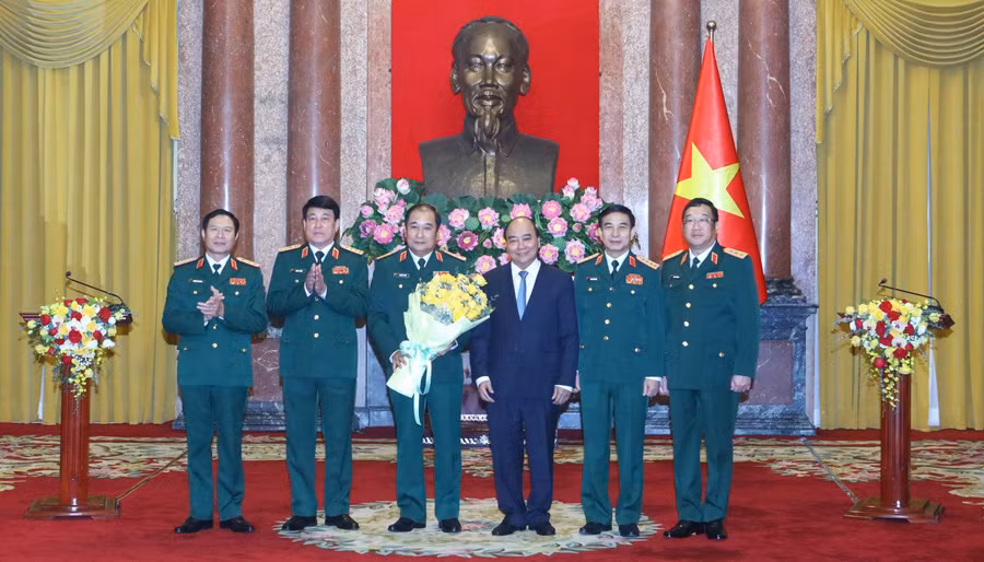 Chủ tịch nước Nguyễn Xuân Phúc và lãnh đạo Bộ Quốc phòng chúc mừng Thượng tướng Phùng Sĩ Tấn. 