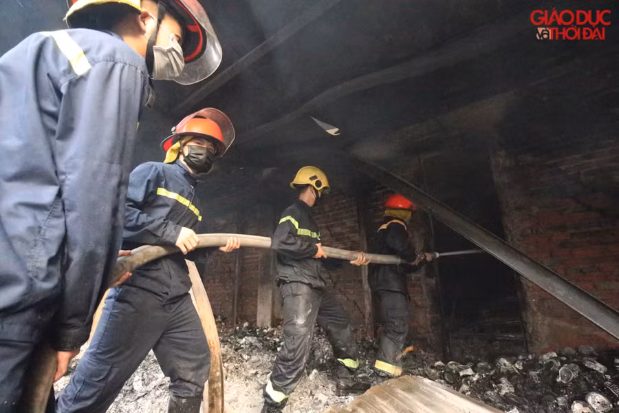 5 xe cứu hoả vẫn duy trì tại hiện trường cháy.