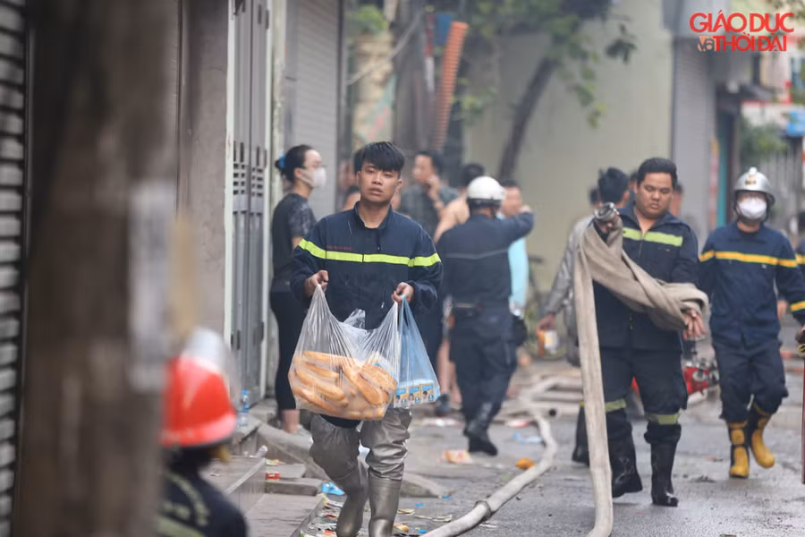 Bữa ăn của lực lượng PCCC sau 1 đêm thức trắng dập lửa.