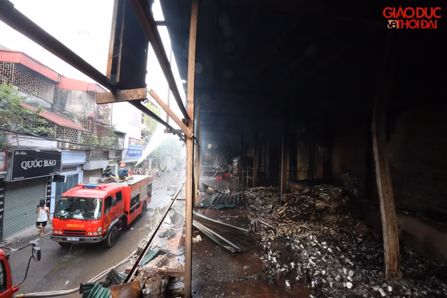 Dãy nhà xưởng của công ty Rạng Đông giờ chỉ còn lại đống đổ nát.