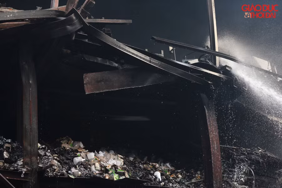 Kết cấu của khu xưởng, nhà máy bị biến dạng hoàn toàn sau cháy.