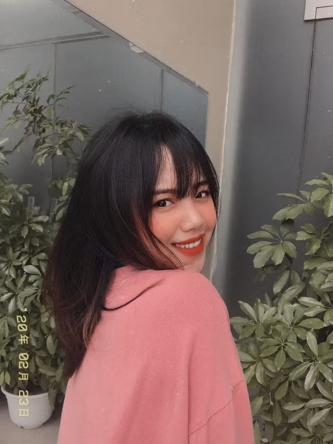 Nhan sắc xinh đẹp của chủ nhân giọng nói "Bộ Y tế đề nghị người dân đeo khẩu trang khi ra khỏi nhà" ảnh 1