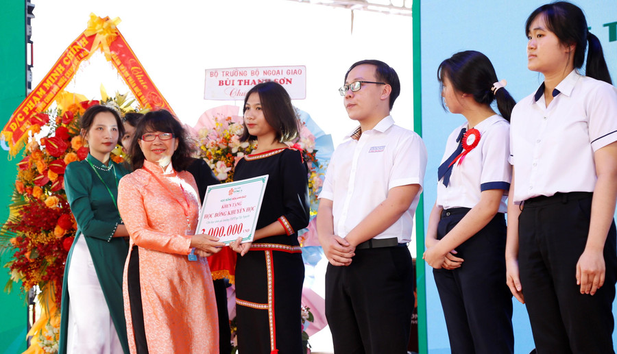 TS. Nguyễn Thị Anh Đào - Hiệu trưởng Đại học Đông Á trao học bổng cho các em học sinh THPT vượt khó học giỏi tại Tây Nguyên. Ảnh: Thành Tâm.