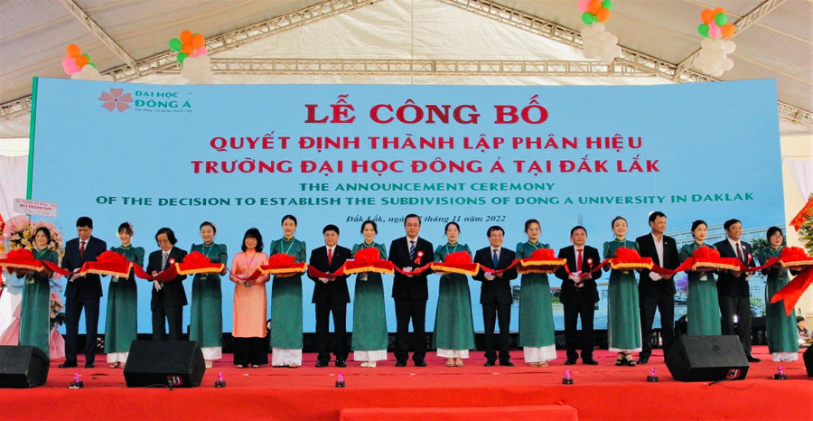 Thứ trưởng Bộ GD&amp;ĐT Nguyễn Văn Phúc và các đại biểu cắt Băng khánh thành phân hiệu trường Đại học Đông Á tại tỉnh Đắk Lắk. Ảnh: Thành Tâm.