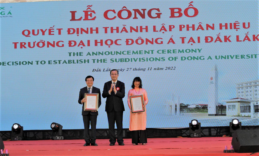 Thứ trưởng Bộ GD&ĐT Nguyễn Văn Phúc trao Quyết định thành lập phân hiệu trường Đại học Đông Á tại tỉnh Đắk Lắk. Ảnh: Thành Tâm.