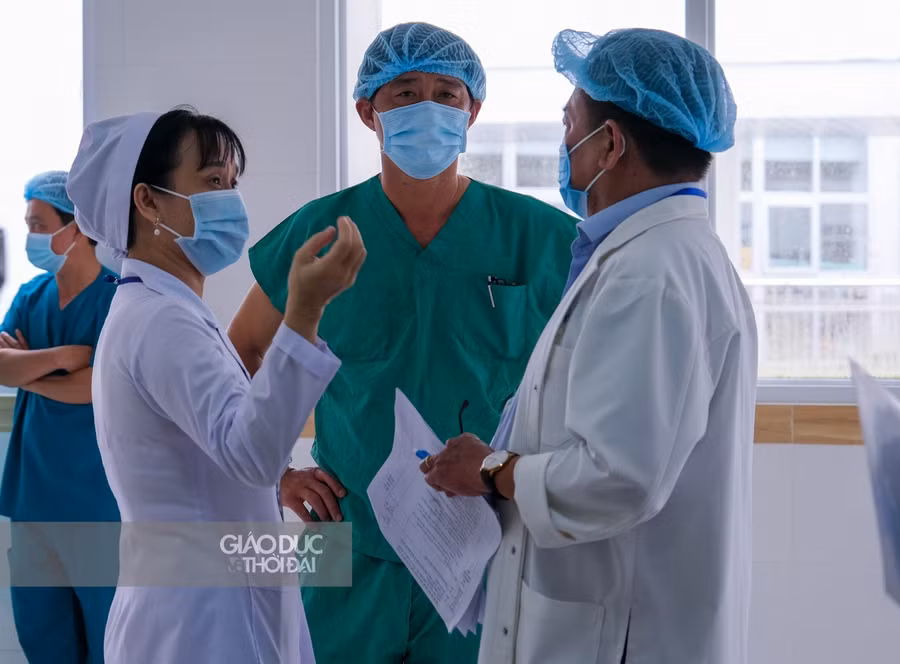 Bác sĩ CK2 Trần Văn Dễ, Giám đốc Bệnh viện trực tiếp tham gia chỉ đạo xử lý tình huống.