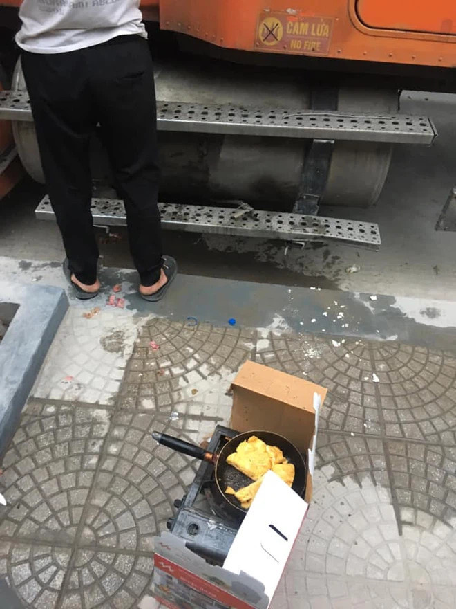 Chảo trứng rán vội của những tài xế container. Ảnh: PL&BĐ Chảo trứng rán vội của những tài xế container. Ảnh: PL&BĐ