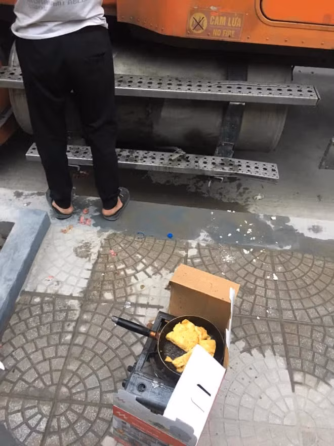 Chảo trứng rán vội của những tài xế container. Ảnh: PL&amp;BĐ