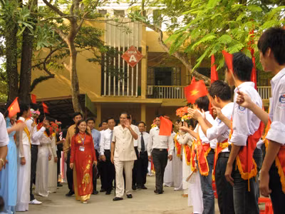 Tập thể giáo viên, học sinh nhà trường chào đón Tổng Bí thư