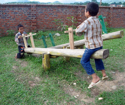 Đu quay, bập bênh là các trò chơi phổ biến nhất đối với trẻ em nghèo Đông Hồng, Đông Ngũ