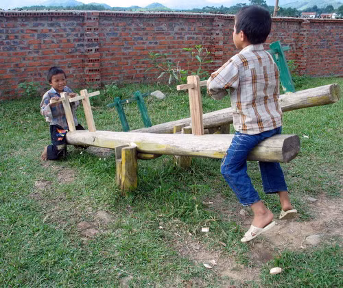 Đu quay, bập bênh là các trò chơi phổ biến nhất đối với trẻ em nghèo Đông Hồng, Đông Ngũ