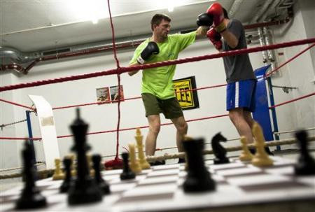 2 người đàn ông tham gia vào hiệp đấu 2 người đàn ông tham gia vào hiệp đấu