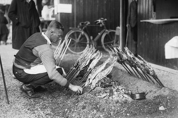 Trong số những đặc sản có trong lễ hội, phải kể đến Knodeln (khoai tây hoặc bánh bao mì), Haxn (khuỷu lợn) và Steckerlfisch (cá trích nướng).