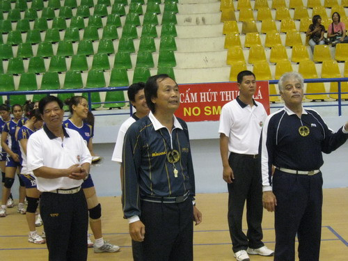 Tổ trọng tài chuẩn bị cho hai đội Thái Lan và Ấn Độ vào sân