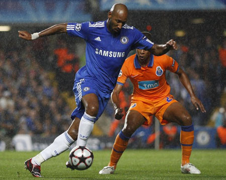 Nicolas Anelka (xanh) người đã ghi bàn thắng duy nhất của trận đấu Nicolas Anelka (xanh) người đã ghi bàn thắng duy nhất của trận đấu