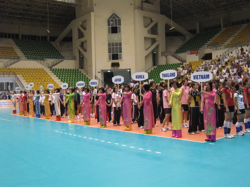 Buổi lễ khai mạc diễn ra ngắn gọn nhưng khá trang trọng