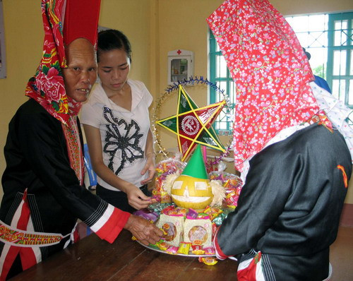 Các em được người lớn trang trí mâm ngũ quả...