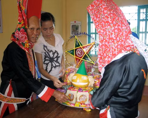 Các em được người lớn trang trí mâm ngũ quả...