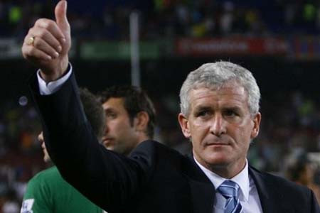 Mark Hughes hạnh phúc với những &quot;nói xấu&quot; của HLV Ferguson