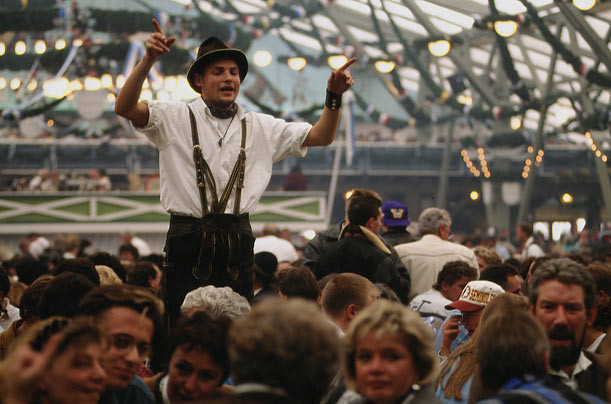 Không phải tất cả những người tham dự đều mặc những chiếc quần truyền thống (có dây đeo).