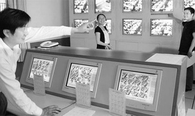 Trung tâm giám sát thi qua camera tại một hội đồng thi tuyển sinh đại học Trung tâm giám sát thi qua camera tại một hội đồng thi tuyển sinh đại học