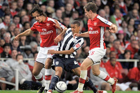 Theo vị chiến lược gia người Pháp thì Arsenal (áo đỏ) đang có đội hình đủ mạnh Theo vị chiến lược gia người Pháp thì Arsenal (áo đỏ) đang có đội hình đủ mạnh