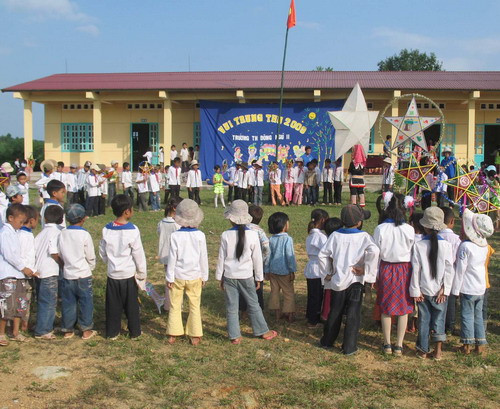 Các bé quây quần xem các trò chơi dân gian và...