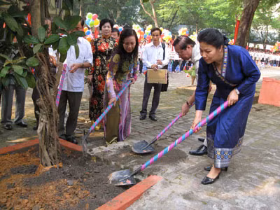 Các đại biểu trồng cây lưu niệm tại sân trường