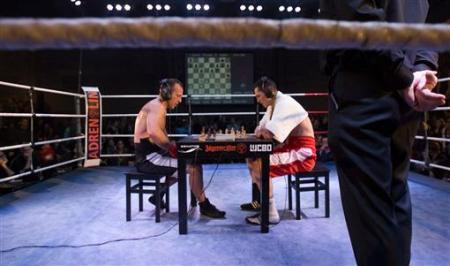 Vận động viên người Đức Frank Stoldt (phải) và David Depto (trái) đến từ Mỹ thi đấu ở hạng cân nhẹ trong giải vô địch thế giới “chess boxing” ở Berlin tháng 11 năm 2007. Vận động viên người Đức Frank Stoldt (phải) và David Depto (trái) đến từ Mỹ thi đấu ở hạng cân nhẹ trong giải vô địch thế giới “chess boxing” ở Berlin tháng 11 năm 2007.