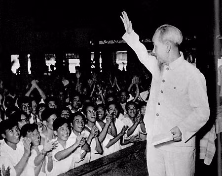 Bác Hồ thǎm đại biểu giáo viên toàn miền Bắc (1958)