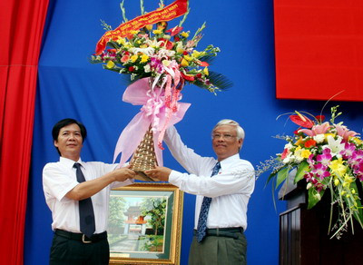 Phó Chủ tịch Quốc hội Uông Chu Lưu tặng hoa và quà cho thầy và trò trường THPT chuyên Lê Hồng Phong, Nam Định Ảnh: Bắc Việt