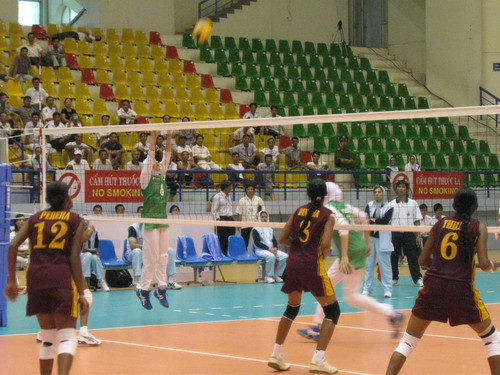 Sri Lanka đã có một Set đấu ghẹt thở với Iran (xanh trắng)