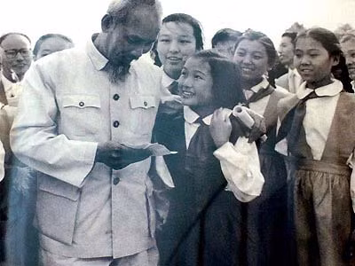 Đội viên TNTP Trung Quốc nhờ Bác Hồ chuyển thư tới các bạn nhỏ Việt Nam năm 1957