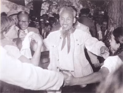 Bác Hồ và các cháu thiếu nhi An-ba-ni, năm 1957