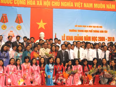 Tổng Bí thư Nông Đức Mạnh dự Lễ khai giảng tại trường THPT Sơn Tây