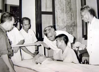 ãnh đạo Đảng và Nhà nước đến thăm Bác những ngày Bác ốm năm 1969