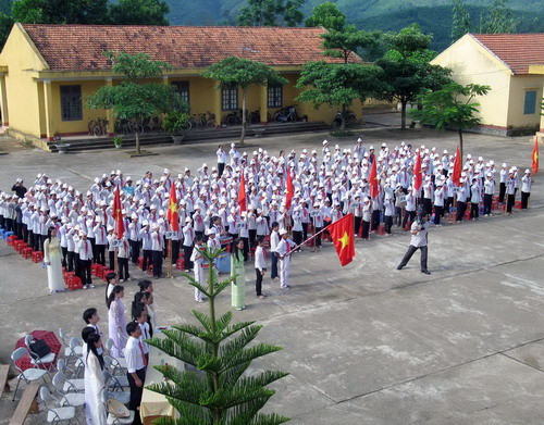 Niềm vui của các em vùng cao trong ngày khai trường