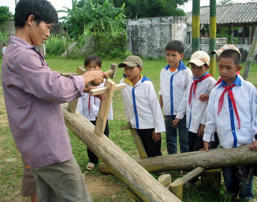 Trung thu không chỉ có các em mà đối với người lớncũng tham gia làm đèn, trang trí mâm ngũ quả. 