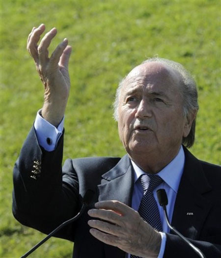 …Chủ tịch FIFA Sepp Blatter trong việc kêu gọi ban bố một lệnh cấm buôn bán cầu thủ dưới 18 tuổi …Chủ tịch FIFA Sepp Blatter trong việc