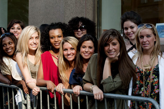 Sarah Parker được bảo vệ như tổng thống ảnh 2 Những cô gái trẻ luôn túc trực chờ thần tượng