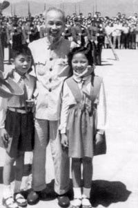 Bác với thiếu nhi Trung Quốc năm 1965