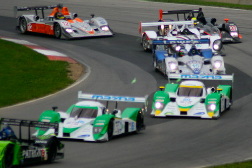 Dyson Racing trên đường cùng với những xe đua khác