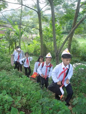 Vì đường xa, các em phải dậy sớm đi bộ để kịp khai giảng Vì đường xa, các em phải dậy sớm để kịp tới trường