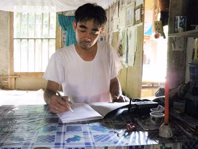 Thầy Lê Duy Xuân cùng nhiều thầy cô miền xuôi ăn ở trong điều kiện thiếu thốn, nhưng vẫn khắc phục khó khăn để bám lớp, vận động HS đến trường. Thầy Lê Duy Xuân cùng nhiều thầy cô miền xuôi ăn ở trong điều kiện thiếu thốn, nhưng vẫn khắc phục khó khăn để bám lớp, vận động HS đến trường.