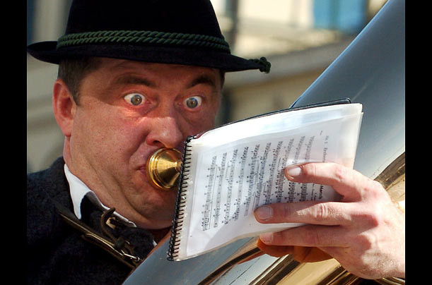 Âm nhạc truyền thống Bavaria nổi bật trong ngày diễu hành khai hội, nhưng nhạc pop vẫn phổ biến tại đây