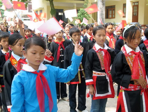 Niềm vui của các em vùng cao trong ngày khai trường