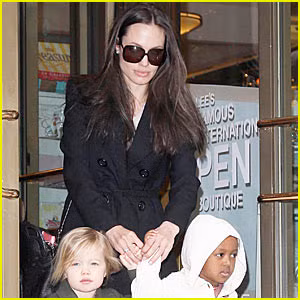 Angelina Jolie cùng hai con gái Zahara và Shiloh 