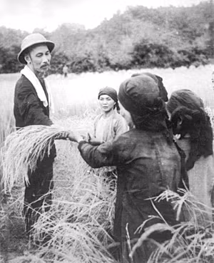 Bác Hồ thăm bà con các dân tộc xã Hùng An (Đại Từ - Thái Nguyên) nhân vụ mùa năm 1954.